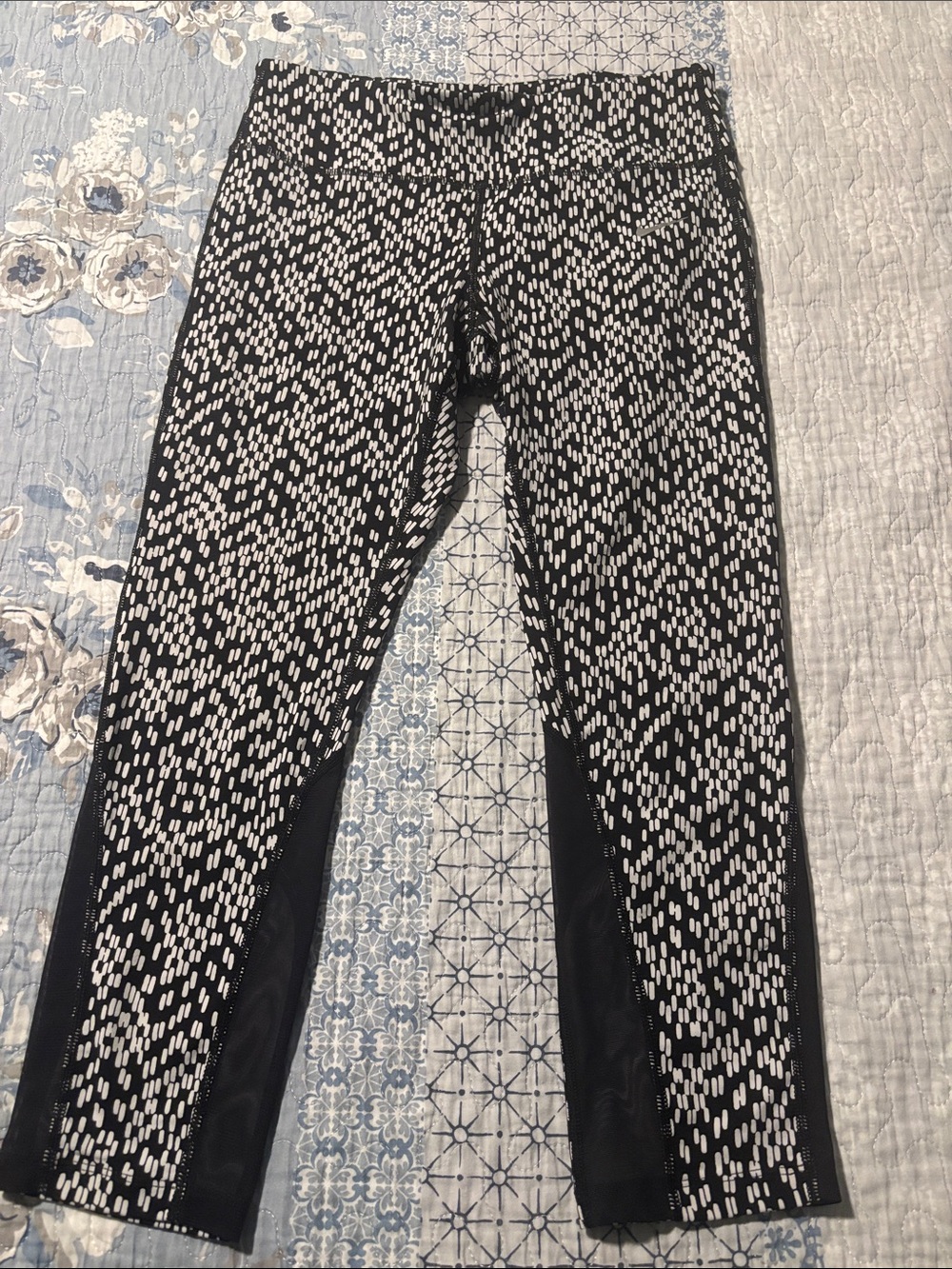 Nike Black & White Patterned Leggings with mesh size M Like new.